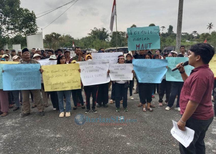Unjuk Rasa Warga di Kantor Bupati Simalungun Desak Pangulu Bosar Nauli Dicopot