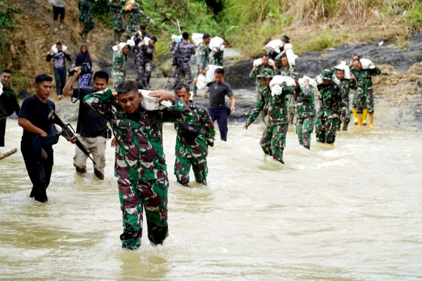 Prajurit TNI Berjibaku Lewati Medan Ekstrem Memugar Makam Pahlawan Cut Meutia di Aceh Utara