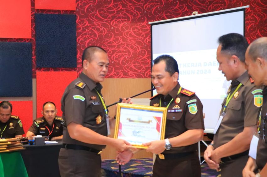 Dari Rakerda Kejaksaan Wilayah Maluku Kajari Kepulauan Aru, Sumanggar Siagian Juara I Capaian Kinerja Bidang Pidsus dan Pidum