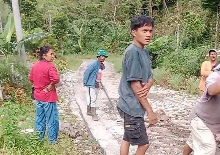 Seorang Warga Protes Perbaikan Jalan Menuju Objek Wisata Pamah View
