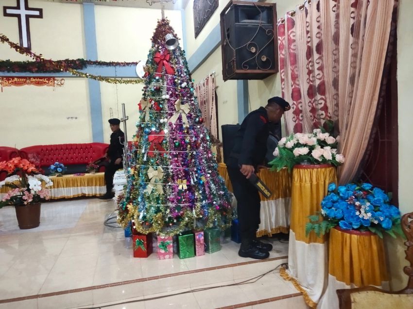 Polres Tanjungbalai dan Sat Brimob Kompi 3 Batalyon B Polda Sumut Sterilisasi Gereja