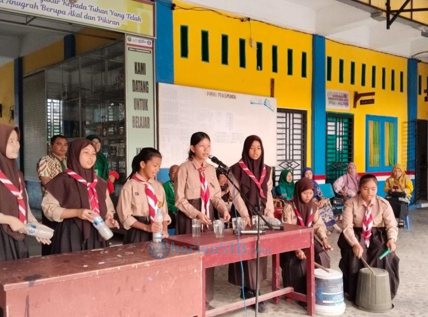 Diiringi Musik Ansambel, Lagu "Pulau Samosir Do" Bergema di SMPN 1 Padangsidimpuan