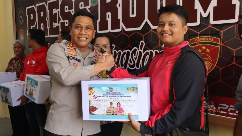 Kapolres Pematangsiantar Serahkan Bingkisan ke Wartawan Unit yang Rayakan Natal 2024