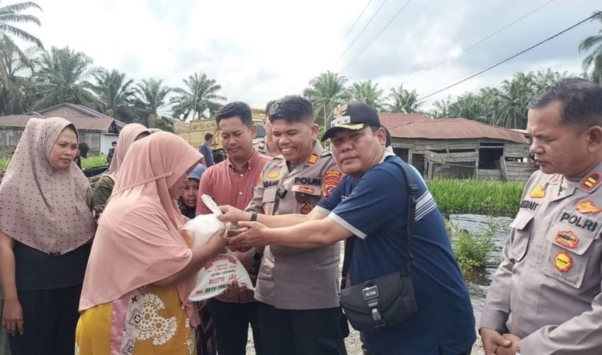 Polsek Kualuh Hulu Bantu Korban Banjir di Desa Sonomartani Labura