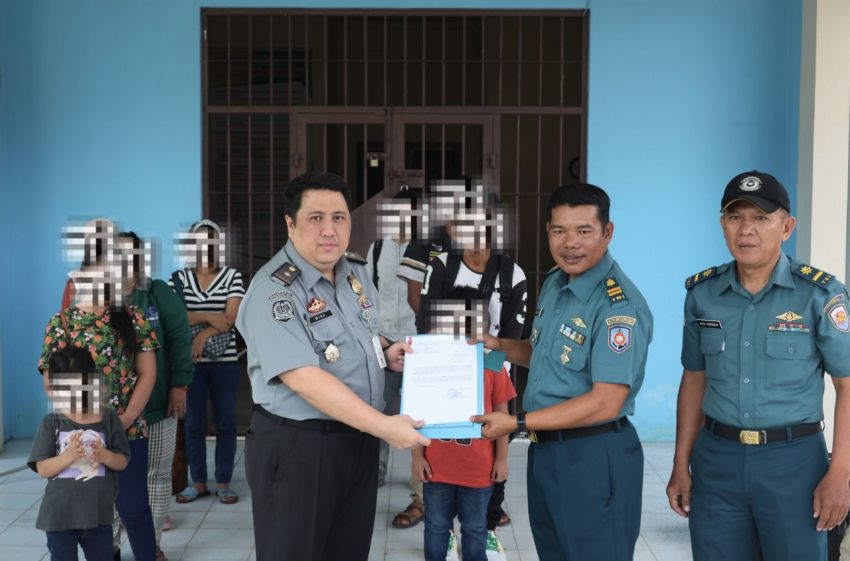 Lanal TBA Serahkan 9 Orang PMI Non-Prosedural ke Imigrasi, 2 Anak Anak