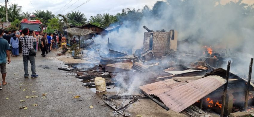 Kebakaran Hebat Landa Pemukiman Padat Penduduk di Kotapinang, 8 Rumah Ludes Terbakar
