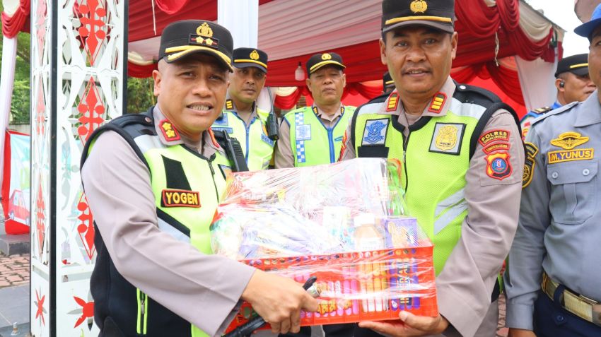 Semangati Petugas di Pos Yan dan Pos Pam Ops Lilin Toba 2024, Kapolres Bagikan Bingkisan