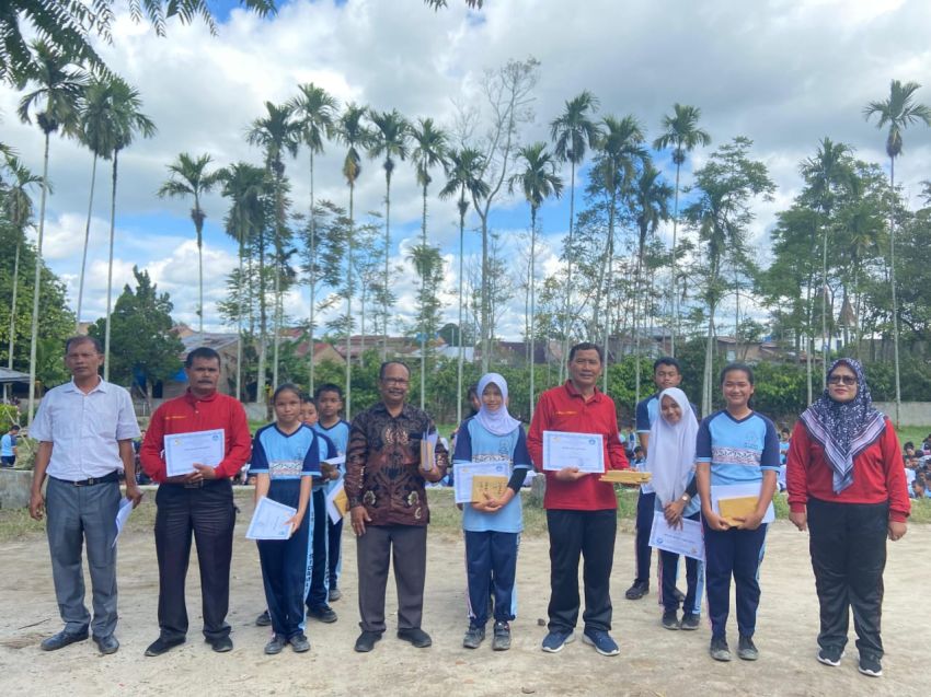 Pembagian Rapor di SMP Negeri 1 Sidamanik Penuh Haru