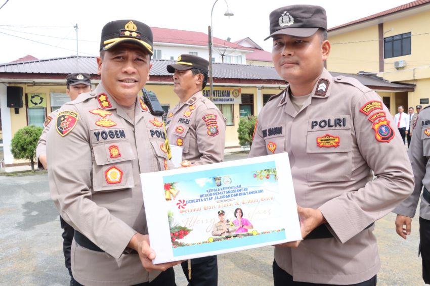 Kapolres Pematangsiantar Beri Bingkisan kepada Personel yang Rayakan Natal 2024
