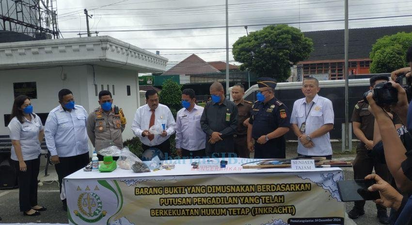 Kejari Pematangsiantar Musnahkan Barang Bukti 42 Perkara Inkrah, Ganja Dibakar dan Sabu Diblender