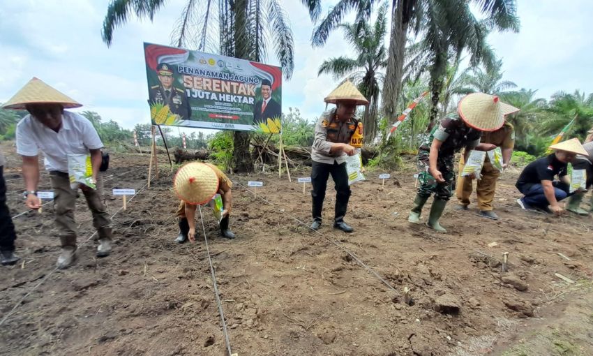 Dukung Program Nasional, Polres Tebingtinggi Lakukan Tanam Benih Jagung Serentak di Sergai
