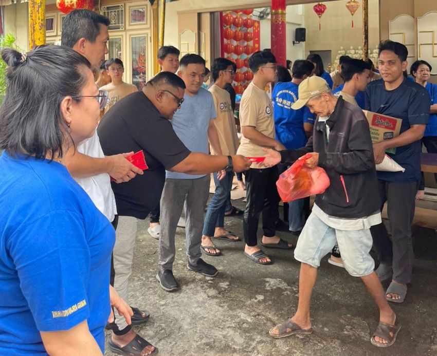 Sambut Imlek, Erlis Afrianti Bagi-bagi Angpao pada Warga Tionghoa Prasejahtera