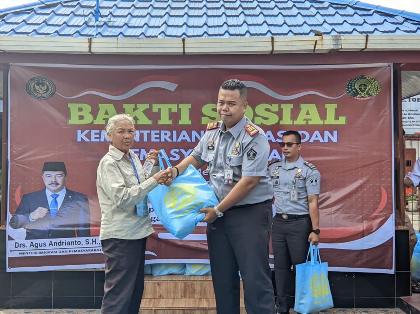 Rutan Tarutung Bagikan 350 Paket Sembako dari Menteri Imigrasi dan Pemasyarakatan kepada Masyarakat