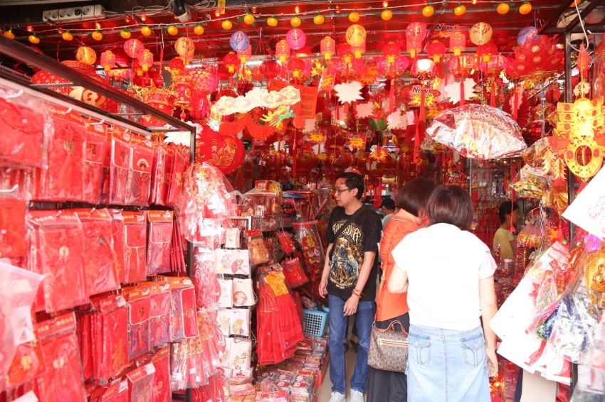 &ldquo;Ts'ai Shen&rdquo; dan Semarak Pernak-pernik Jelang Imlek di Toko Acai Jaya