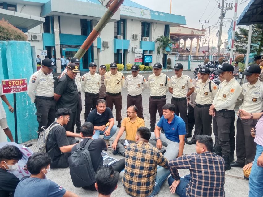 Terkait Tewasnya Ibu dan Anak Tertimpa Tiang Listrik, Mahasiswa Demo Kantor PLN Binjai