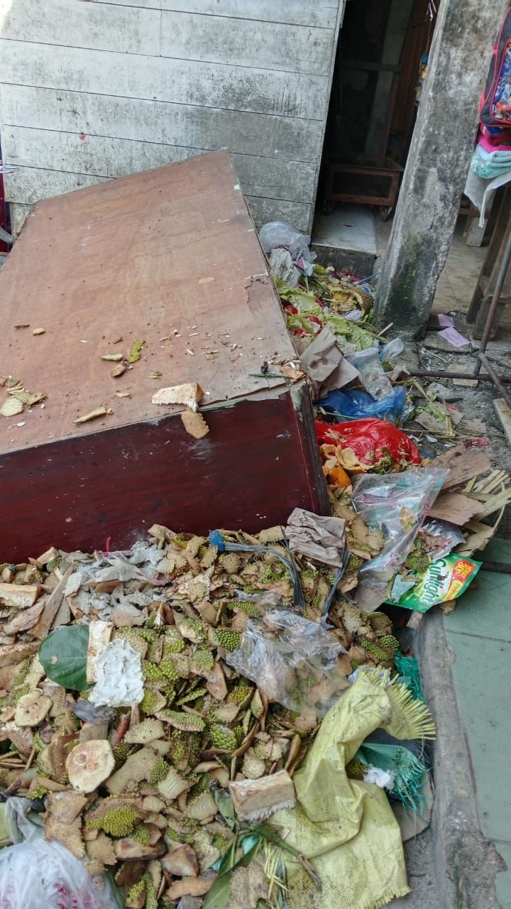 Tumpukan Sampah di Pajak Bahagia Tanjungbalai Tak Kunjung Diangkut Hingga Berulat, Resahkan Pedagang