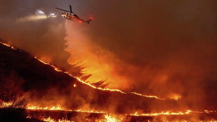 Cegah Kebakaran di LA Meluas, Pesawat Water Bombing Terus Dikerahkan