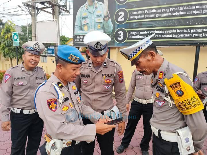Cegah Judol, Kasat Lantas Tanjungbalai Saksikan Pengecekan Hp Anggotanya