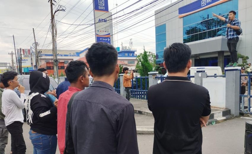 Uang Nasabah Diduga Dipotong Sepihak, Mahasiswa Demo Kantor BRI Binjai