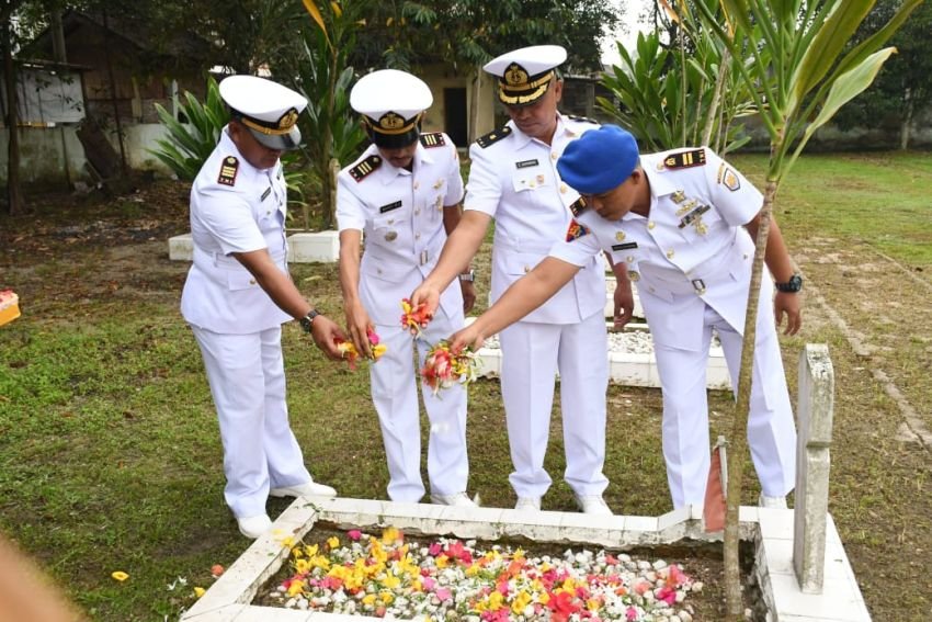 Peringati Hari Dharma Samudera, Prajurit Lanal TBA Ziarah ke Makam Pahlawan di Tanjungbalai