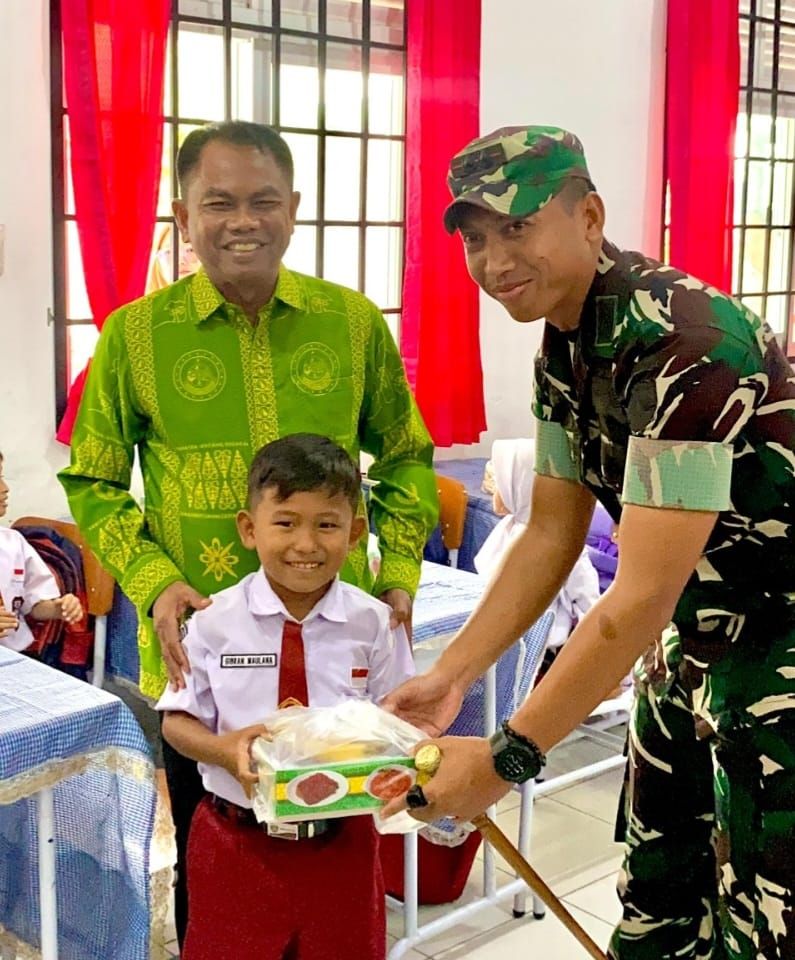 Pemkab Sergai Bagikan Makanan Bergizi kepada Ribuan Siswa di 17 Kecamatan