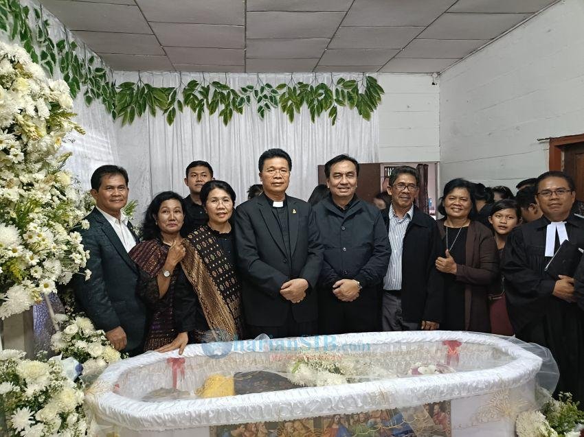 Ketum PSBI Effendi MS Simbolon Melayat Ke Rumah Duka Ibunda Ephorus HKBP