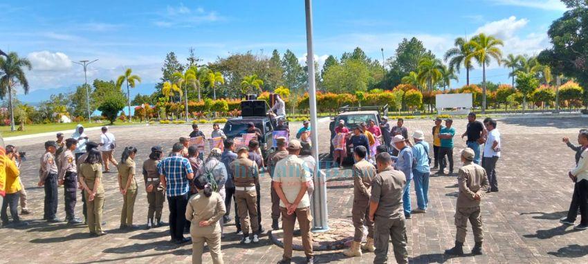 Unjuk Rasa Ke Kantor Bupati Toba, Sesalkan Sikap Pemkab Terkait Kasus Penculikan Plt Kadis PUPR