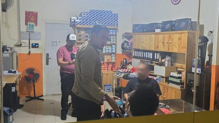 Warga China Pembuat Video Hoax Selipkan Uang di Paspor Dideportasi