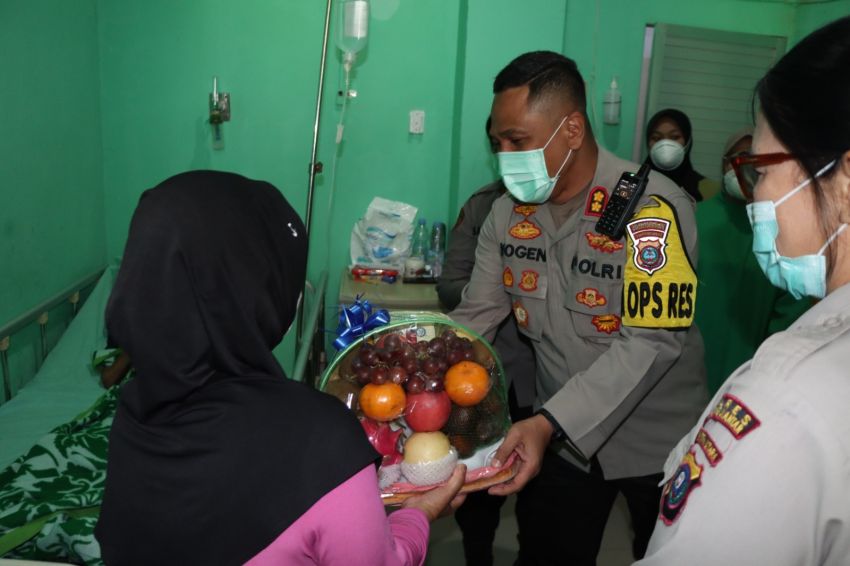 Beri Dukungan Moril, Kapolres Jenguk Dua Anggotanya yang Sakit