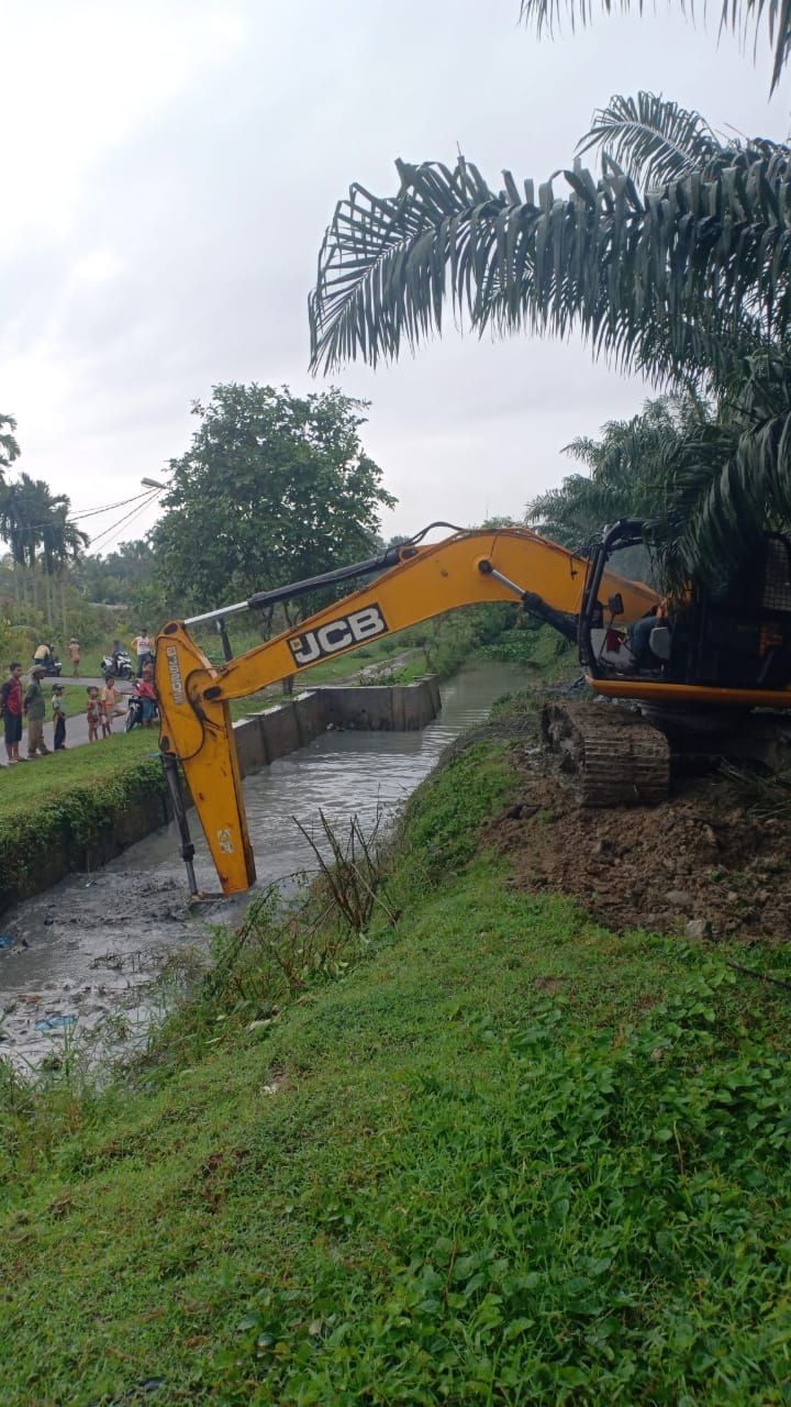 Antisipasi Banjir, PTPN-IV Regional 1 Kebun Rambutan Lakukan Pendalaman Saluran Air