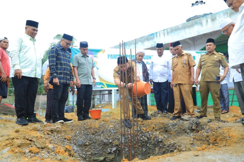 Bupati Labura Letakkan Batu Pertama Pembangunan Masjid Ulul Albab di Desa Terangbulan