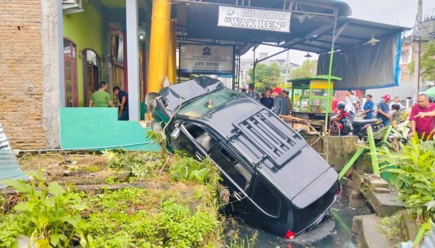 Kecelakaan Tunggal, Avanza Tabrak Tiang Rumah dan Tempat Jualan Bakso di Perbaungan, Sergai