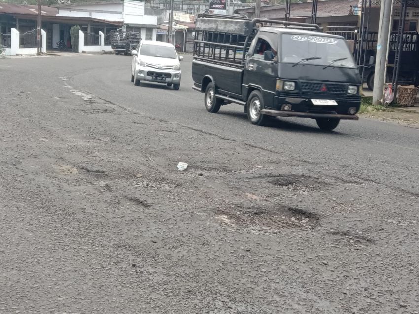 Jalan Provinsi Berlubang di Ibu Kota Simalungun Ancam Pengendara