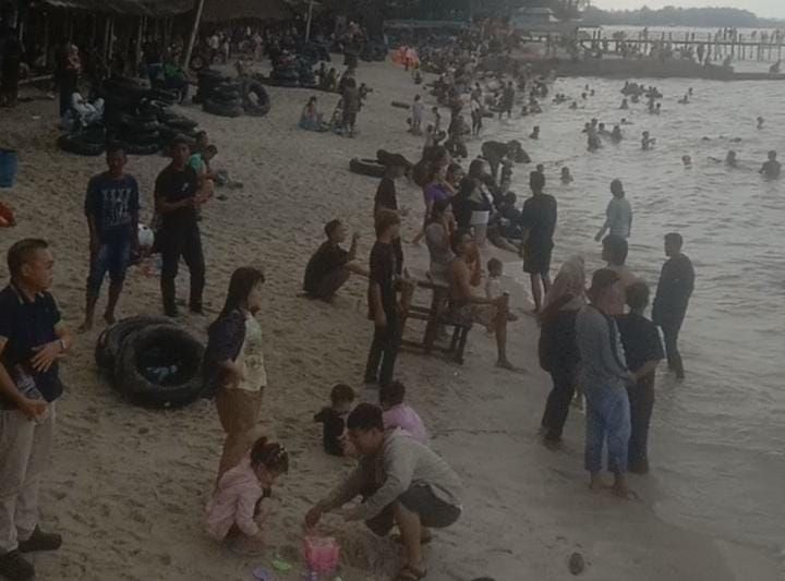 Libur Tahun Baru 2025, Pantai Pondok Permai Ramai Pengunjung