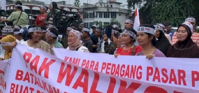 Puluhan Pedagang Pasar Petisah Gelar Unjukrasa di Kantor Wali Kota Medan