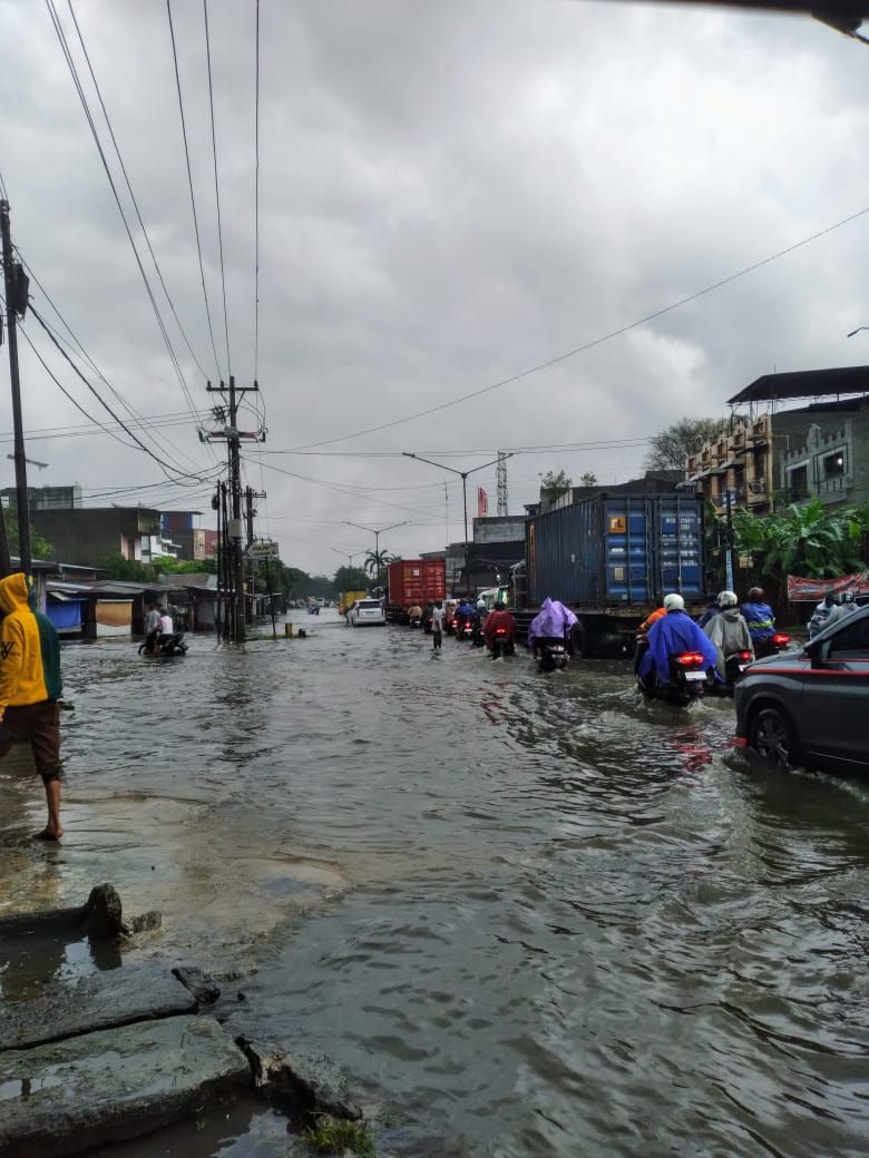 Diguyur Hujan Deras, Ratusan Rumah Warga dan Jalan Utama di Medan Utara Terendam Banjir