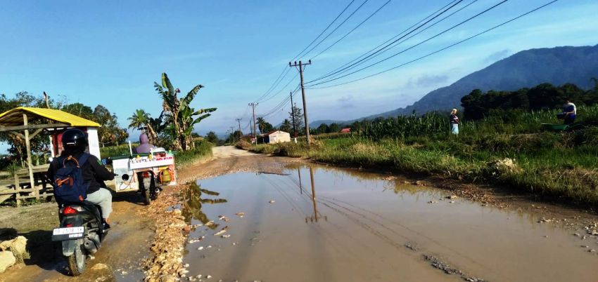Badan Jalan Sidikalang-Parongil Digenangi Air