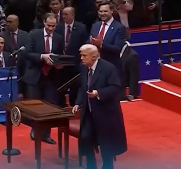 Trump Bagikan Pulpen yang Dipakai Untuk Teken Puluhan Keppres