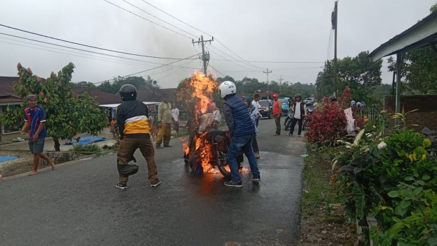 Sepeda Motor Terbakar di Jalan Besar Sidamanik Simalungun