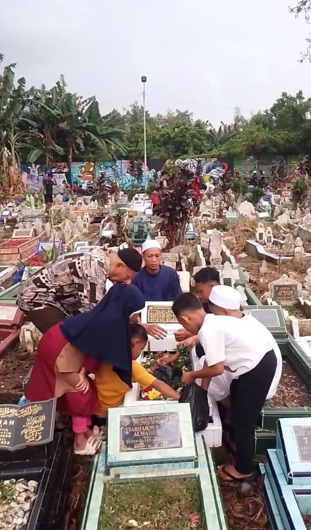 Jelang Ramadhan, Pemakaman Muslim Ramai Dikunjungi Peziarah