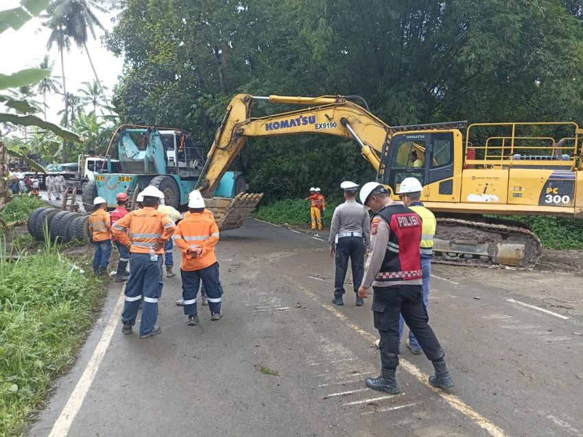 Lalu Lintas Padangsidimpuan-Sibolga Kembali Lancar Pasca Trailer Crane Tergelincir