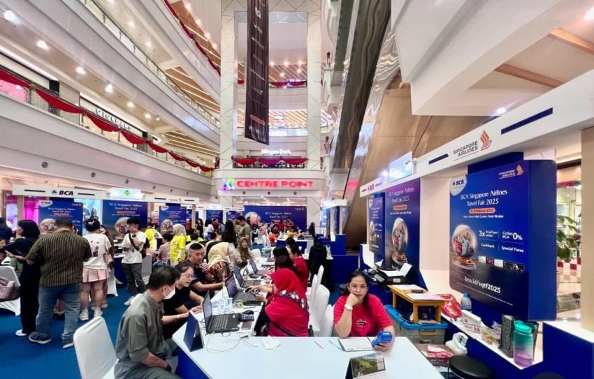 Pengunjung Mall Centre Point Antusias Ikuti BCA Singapore Airlines Travel Fair 2025