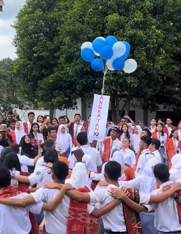 Siswa Kelas XII SMAN 6 Pematangsiantar Ikuti Doa Pemberangkatan dan Pelepasan