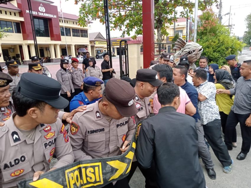 Puluhan Massa Berupaya Dobrak Polres Tanjungbalai