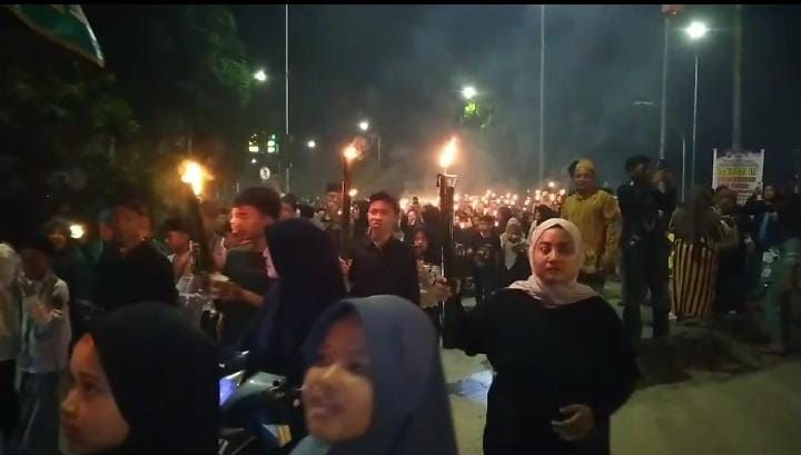 Sambut Ramadan 1446 H, Remaja Masjid dan Warga Seisijenggi Perbaungan Gelar Pawai Obor