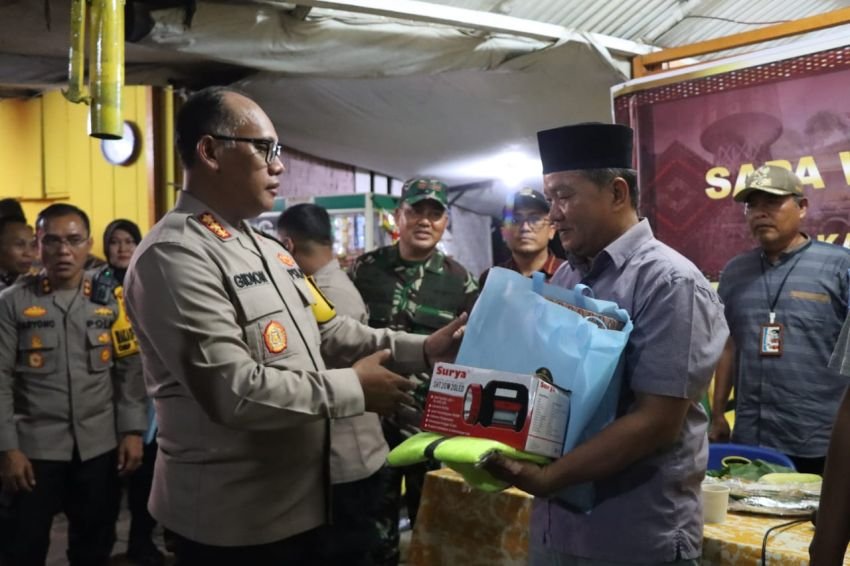 Kapolrestabes Medan Sapa Warga Glugur Kota di Pos Kamling "Wajib Senyum"