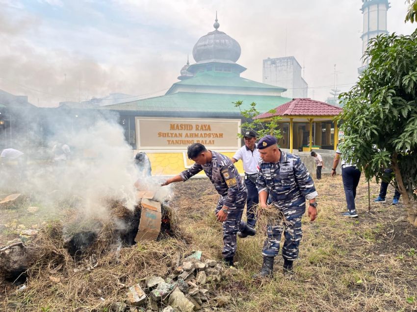 Jelang Ramadhan, Prajurit Lanal TBA Aksi Bersih-bersih di Masjid Raya Tanjungbalai