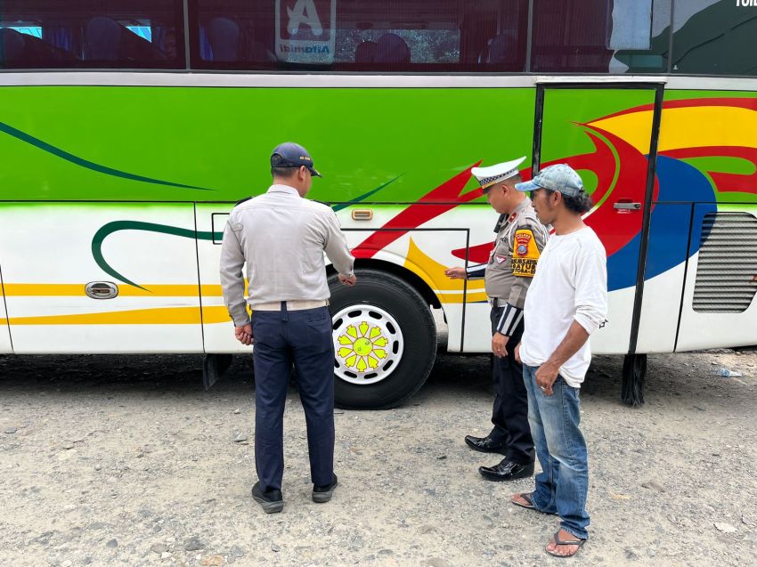 Operasi Keselamatan Toba 2025, Sat Lantas Polres Labusel Cek Kelayakan Bus Penumpang