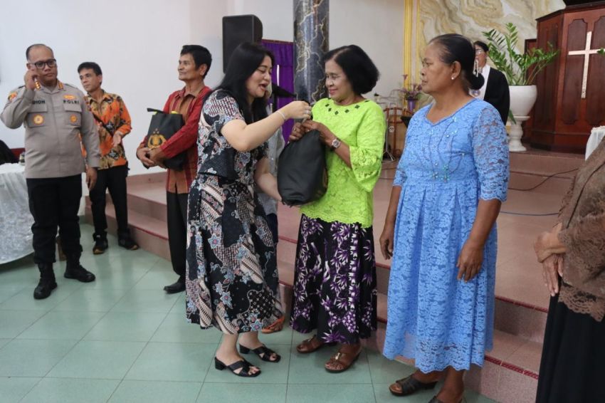 Minggu Kasih, Kapolrestabes Medan dan Ketua Bhayangkari Bagi Sembako ke Jemaat GBKP Rumah Mbacang