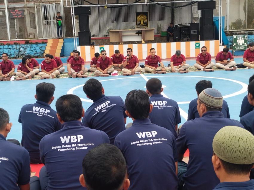 Pegawai Lapas Narkotika Pematangsiantar dan WBP Laksanakan Makan Siang Bersama